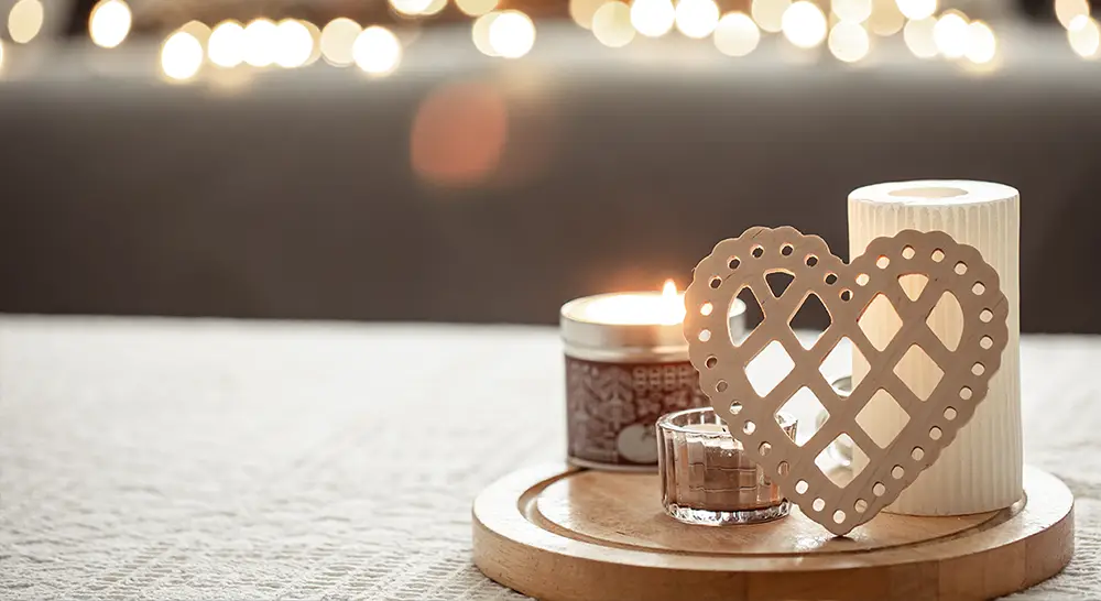 decorative-candles-with-a-valenties-theme-with-a-lifestyle-enviorment