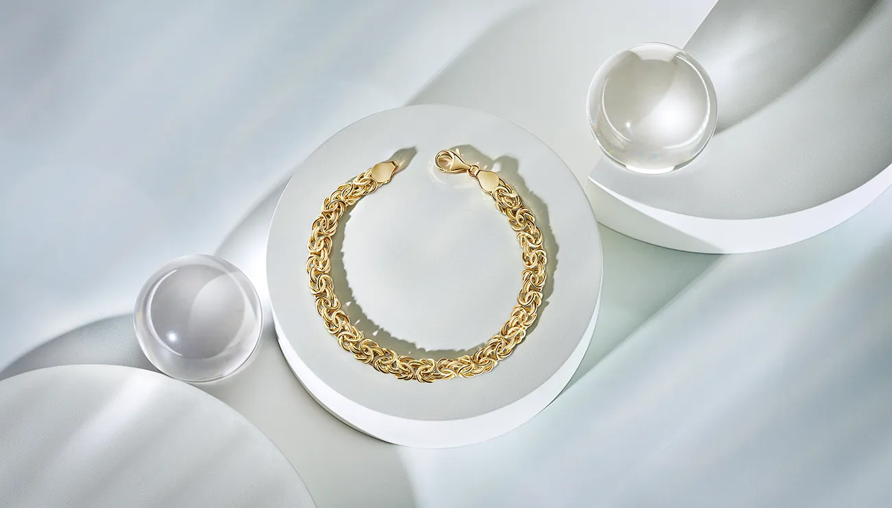 a-picture-of-a-high-end-gold-bracelet-photography